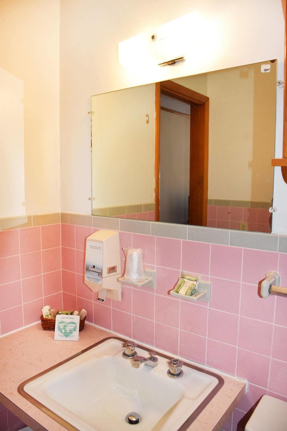 Wakita Court Motel 昆斯伯里 外观 照片
